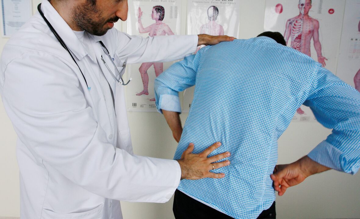 examen realizado por un médico para detectar dolor lumbar